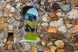 Blick durch ein Fenster einer historischen Mauer auf ein Schottisches Castle