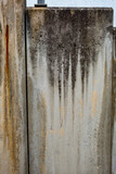Fototapeta Las - Feuchte und verschmutzte Betonwand