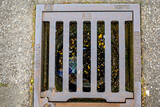 Fototapeta Perspektywa 3d - Verschmutzter und verstopfter Abwasser Schacht