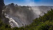 Blick auf die Victoriafälle, UNESCO Naturerbe in Simbabwe und Sambia, Gischt der Wasserfälle vernebelt die Schlucht