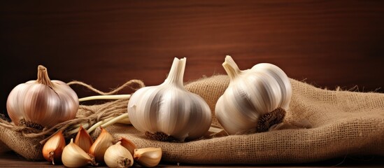 Aufkleber - Garlic bulbs and cloves on rustic sack
