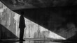Une silhouette sombre d'un homme dans un environnement souterrain et bétonné comme un parking, allégorie de la solitude et de l'isolement, sans domicile fixe