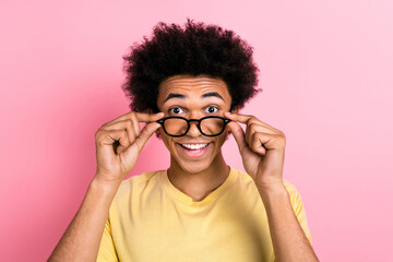 Poster - Photo of excited funky man wear yellow t-shirt arms spectacles smiling isolated pink color background