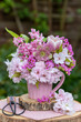 romantischer Blumenstrauß in Pink  mit Lenzrose, Tulpe, Hyazinthen, Bergenie und Blüten Japanischer Säulenkirsche