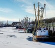 zugefrorener Hafen mit den Krabben Booten