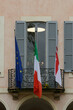 balcone con bandiera italianavilla antica con bandiera italiana