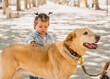 © Ares - niña feliz con perros
