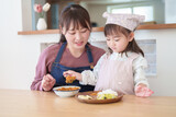 Fototapeta  - カレーを盛り付ける親子　女の子とお母さん