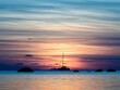 romantischer farbiger Sonnenuntergang in Thailand mit einem Segelboot
