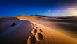 Spuren im Sand auf einer Sanddüne