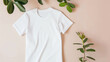 Camisa em branco no fundo bege com plantas verdes