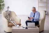 Fototapeta Nowy Jork - Old male psychologist meeting with skeleton