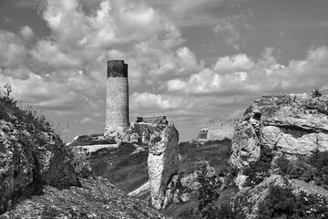 Poster - Limestone rocks and ruins of a medieval castle with a tower in Olsztyn