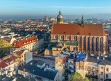 Fototapeta Tęcza - Gotycka Bazylika Bożego Ciała w Krakowie z lotu ptaka o poranku