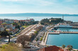 Widok na zatokę i port przy stacji w mieście Split na Chorwacji | View of the bay and harbor at the station in the city of Split in Croatia