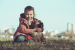 Hübsches kleines Mädchen mit Welpe Hund englische Bulldogge  outdoor im Frühling Var. 2