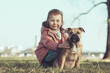 Hübsches kleines Mädchen mit Welpe Hund englische Bulldogge  outdoor im Frühling Var. 1