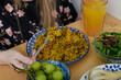 Domowy obiad gotowany ryż curry z mięsem i warzywami 