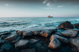 Fototapeta Krajobraz - Zachód słońca na plaży Gdynia Babie Doły z widokiem na: morze bałtyckie, plaża, falochron i torpedownia