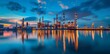 Industriegebiet mit auf dem Wasser reflektierten Nachtlichtern, das eine große Ölraffinerie und moderne Fabrikgebäude zeigt, Konzept Industrie