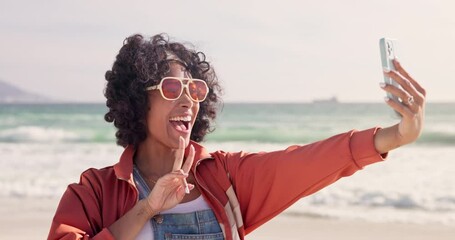 Poster - Woman, smartphone and happy with selfie at beach for holiday, fun and break in New York. Peace sign, female person and smile in summer vacation for adventure, travel and trip to relax for memories