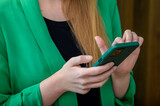 Fototapeta Pomosty - Kobieta używa telefonu komórkowego podczas pracy