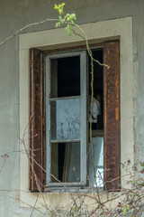 Canvas Print - Fenêtre délabrée de maison abandonnée à Brancion, Bourgogne, France