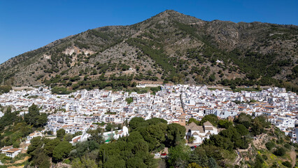 vista aérea del bonito pueblo mediterráneo de Mijas en la costa del sol de Málaga, Andalucía