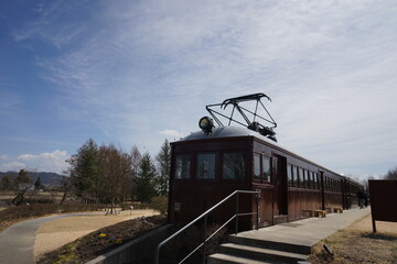 公園の敷地内に展示されている電車。昭和初期に日本で製造された。