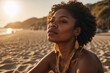 Ruhevolle junge afroamerikanische Frau entspannt am Strand im goldenen Sonnenlicht