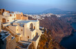 Häuser, Bungalows in Thera bzw. Oia, zwei kleine Dörfer auf dem Kraterrand der griechischen Insel Santurin im ägäischen Meer im warmen Abend-oder Morgenlicht der Sonne