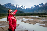Fototapeta  - Mujer señalando los paisajes que ofrece El Chalten, en la Patagonia Argentina	