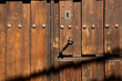 Puerta antigua de madera de color marrón.