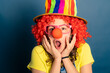 © Rafa - animadora infantil con gorro de colores peluca roja y gafas rosa con nariz de payaso