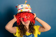 © Rafa - animadora infantil con gorro de colores peluca roja y gafas rosa con nariz de payaso
