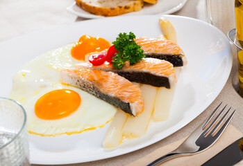 Wall Mural - Fried salmon with scrambled eggs and asparagus