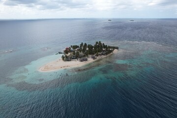 Wall Mural - Aerial views from over the San Blas islands off the coast of Panama