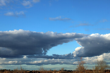 Poster - De gros nuages sur le village