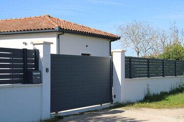 Portail de maison  automatique coulissant noir et barrière brise vue