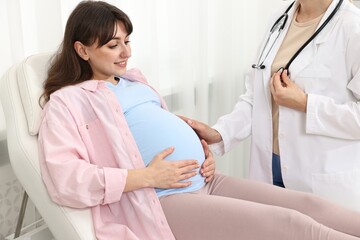 Canvas Print - Happy pregnant woman having doctor appointment in hospital, closeup