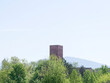 Neuenburg am Rhein im Schwarzwald. Blick auf den Bertholdturm. Facade pattern aus rotem sandstein mit dem Blauenmassiv im Hintergrund
