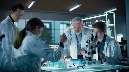 Leinwandbilder - Modern Medicine Research Laboratory: Diverse Team of Smart Young Scientists Conducting an Experiment Under Senior Professor's Supervision. Advanced Microbiology Lab with High Tech Equipment