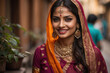 Strahlende indische Frau in traditionellem Sari und prachtvollem Schmuck lächelt glücklich auf einer belebten Straße