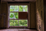 Fototapeta  - Dunkler Raum und Fenster einer Ruine