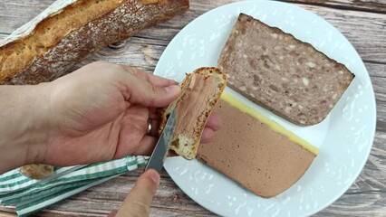 Poster - gros plan sur les mains d'un g-homme étalant du pâté de foie sur du pain