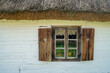 drewniane okno w starej drewnianej chłopskiej chacie na wsi