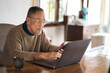 © hideo tsuto - スマホとパソコンで調べ物をする日本人シニア男性