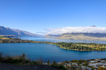 Wall Mural - Ausblick auf Vorgelagerte Halbinseln nähe Queenstown in Neuseeland mit Bergen im Hintergrund