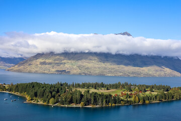 Wall Mural - Ausblick auf Vorgelagerte Halbinseln nähe Queenstown in Neuseeland mit Bergen im Hintergrund