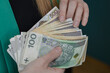 Zbliżenie na pieniądze trzymane w ręce, polska waluta złotówka w banknotach o wysokich nominałach 